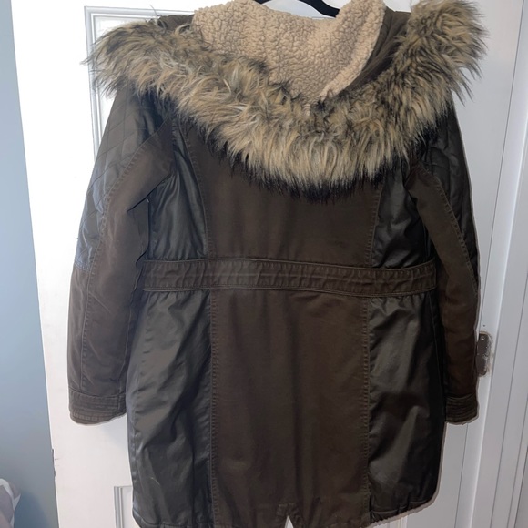 Olive green winter jacket with faux fur hood - Picture 2 of 3